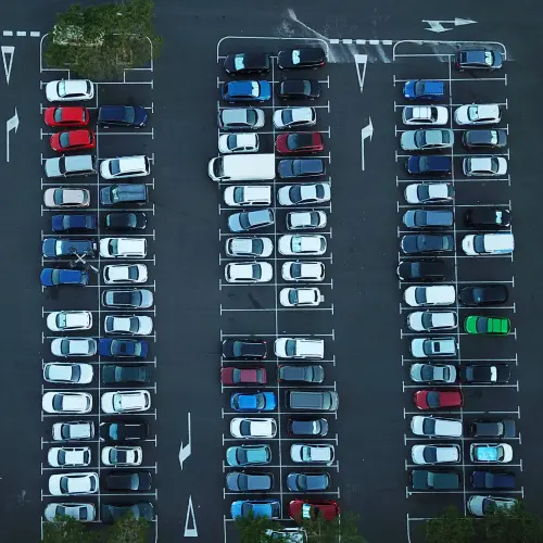 Voller Parkplatz mit vielen Autos